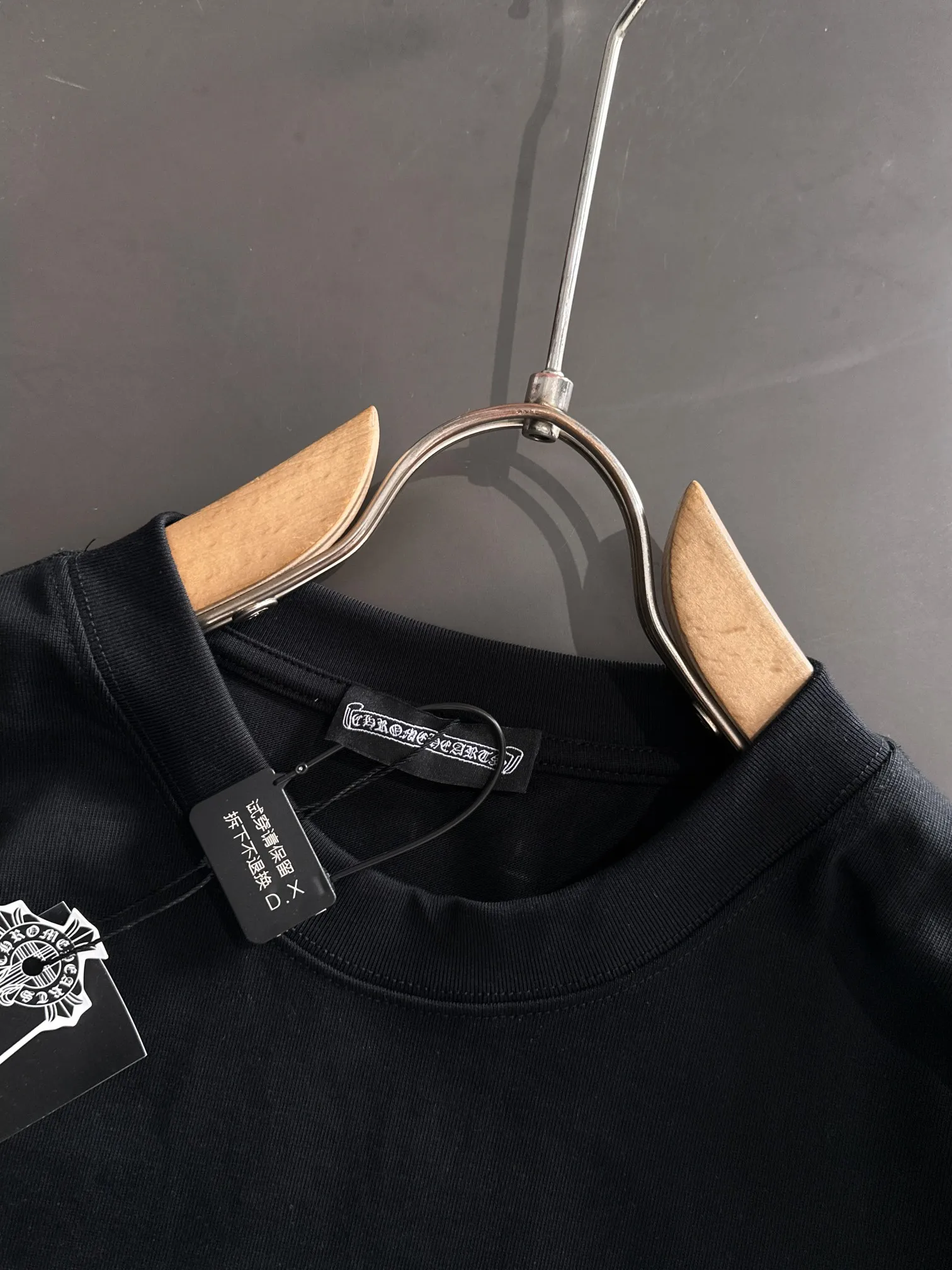 P270 Chrome Hearts* (exclusive quality in the market) hot style 2꯭0꯭2꯭5 autumn style long T new version Original ⌚️ high version Chrome Hearts The fabric is made of 380g high-density pure cotton custom fabric. It does not deform or shrink. The three-dimensional drape is amazing. Process introduction: The front and back panels are made of Behringer stacked show thousands of needle embroidery. Color: black SIZE: S-XXL